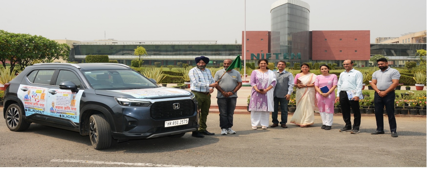 Dr. Harinder Singh Oberoi Director, NIFTEM-K waved the flag and graciously engaged with passionate team behind Makhana Kranti Yatra, by Mr. Varun Gupta, Founder & Director, Blacknut Agrifood Machinery Pvt. Ltd.